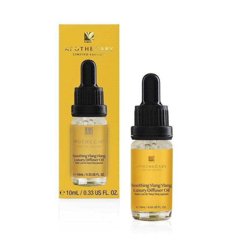 Kleine Flasche Öl mit Pipette und gelbem Etikett. Aufschrift: "Soothing Ylang Ylang Luxury Diffuser Oil". Verpackung im Hintergrund.