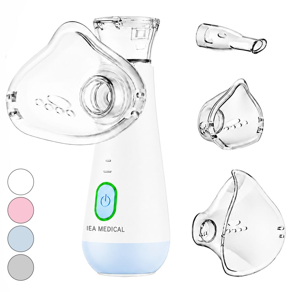 IEA Medical Inhalator in Blau mit verschiedenen Aufsätzen: Mundstück, Kindermaske, Erwachsenenmaske.