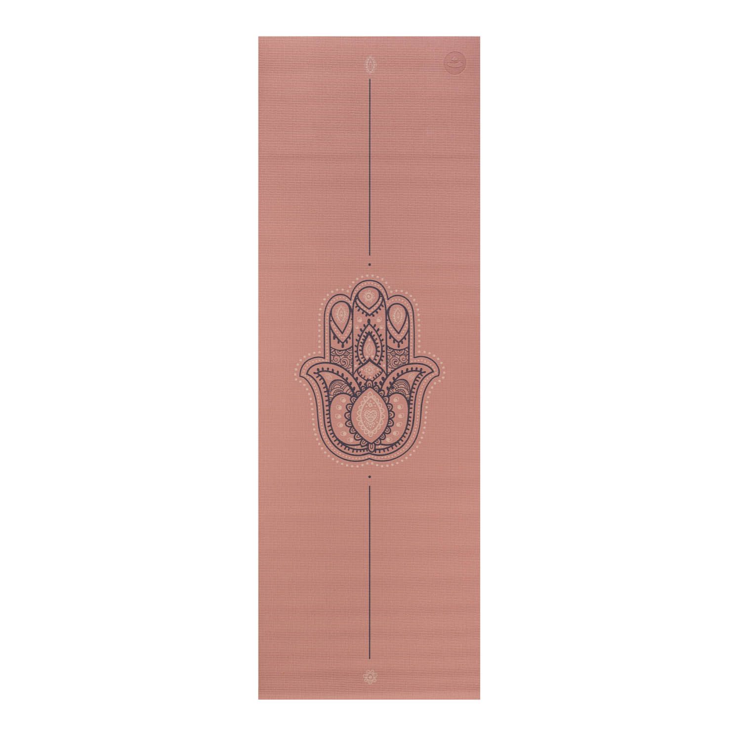 Ausgerollte Yogamatte, rosa. Hamsa-Hand-Design, schwarze Linie. Logo am Ende.