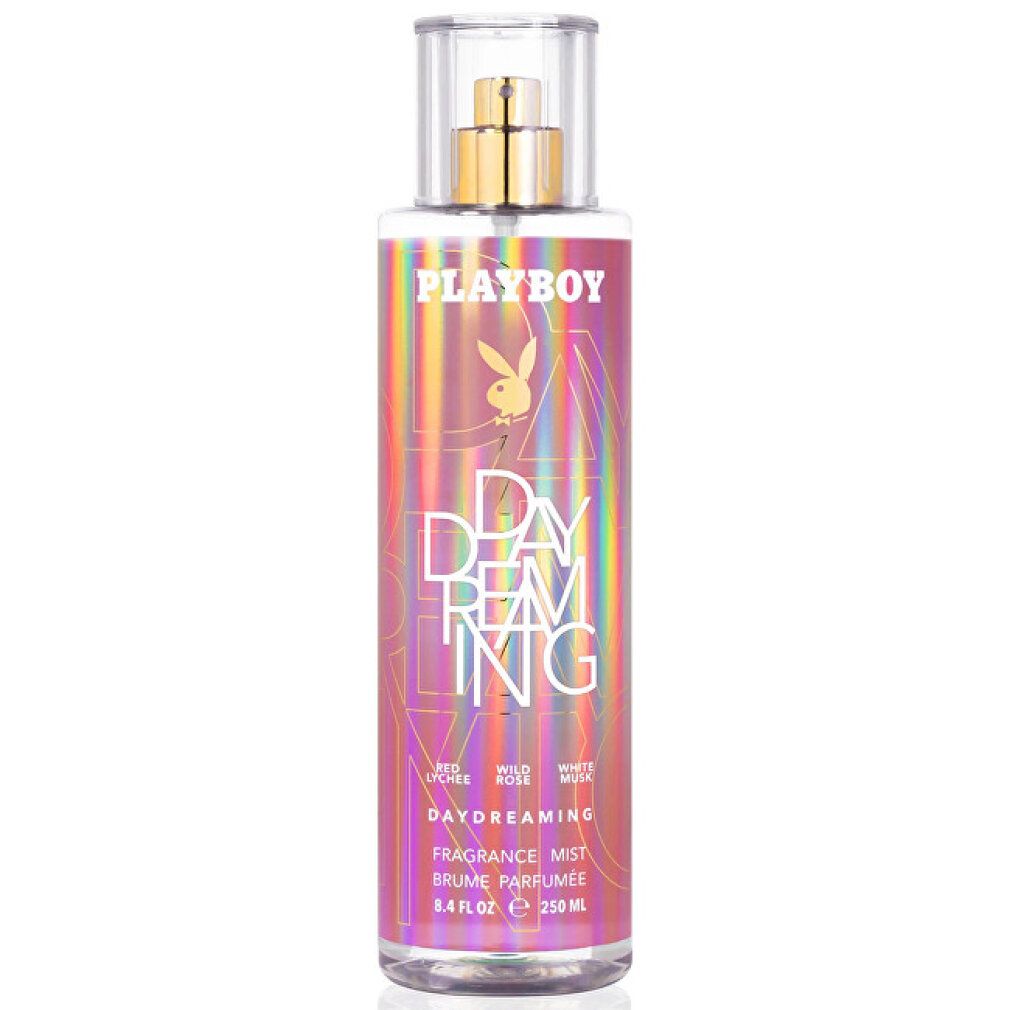 Playboy Fragrance Mist Daydreaming. Rosa Flasche mit goldfarbenem Zerstäuber. Logo und Schriftzug auf der Vorderseite.
