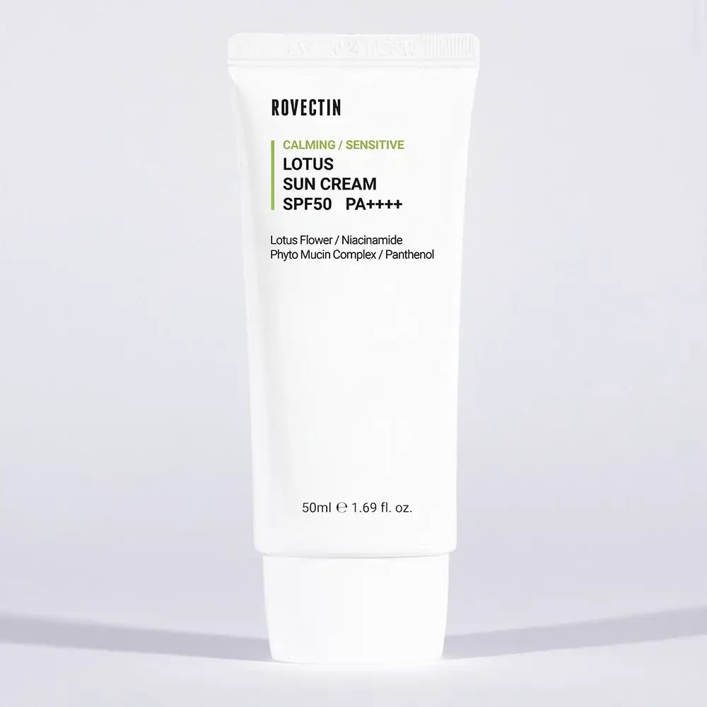 Weiße Tube mit ROVECTIN Calming Lotus Sun Cream SPF50+ PA++++. Text: Lotus, Niacinamid, Phyto Mucin Complex, Panthenol. 50ml.