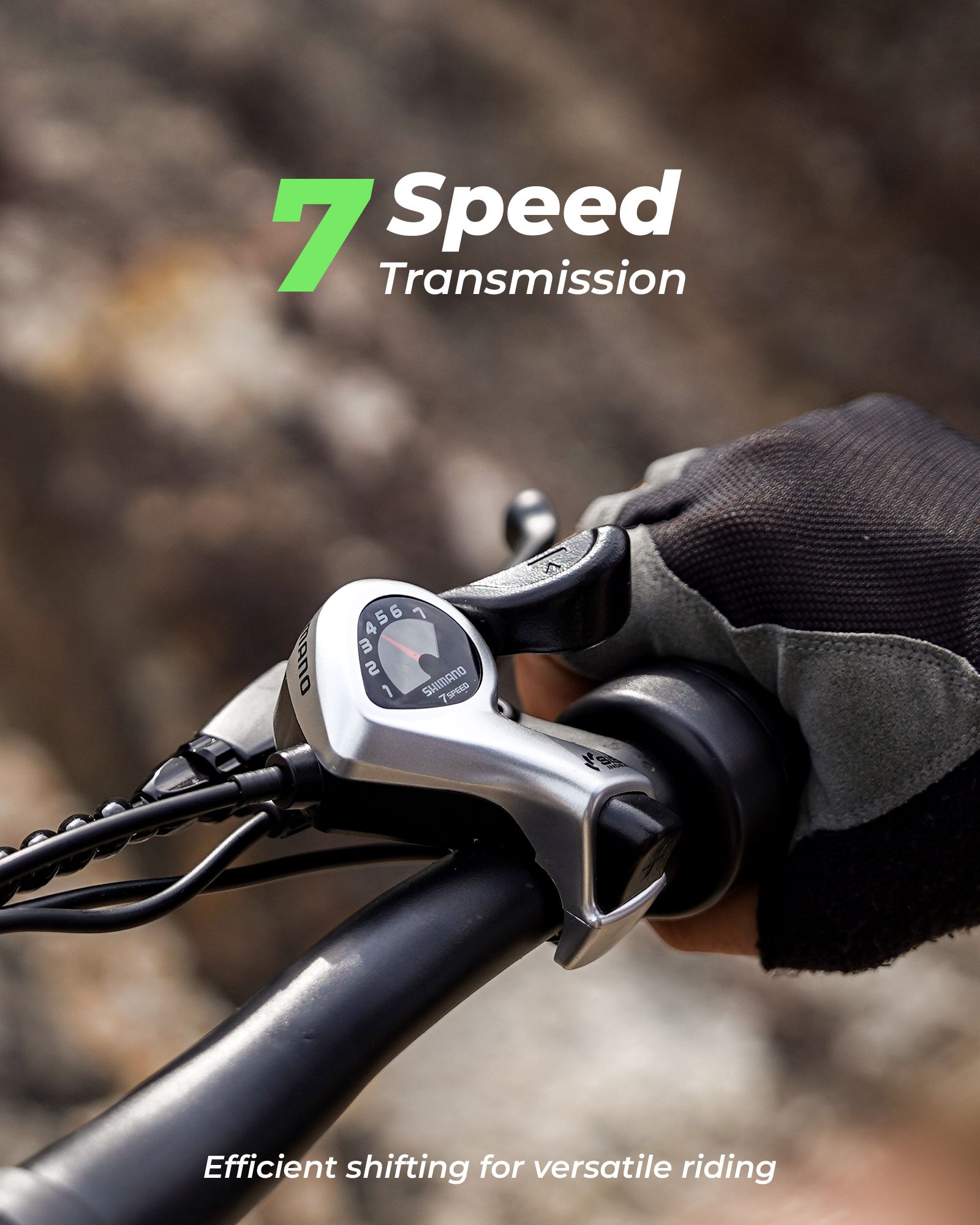 Nahaufnahme des Lenkers eines E-Bikes. Text: 7 Speed Transmission. Effizientes Schalten für vielseitiges Fahren.
