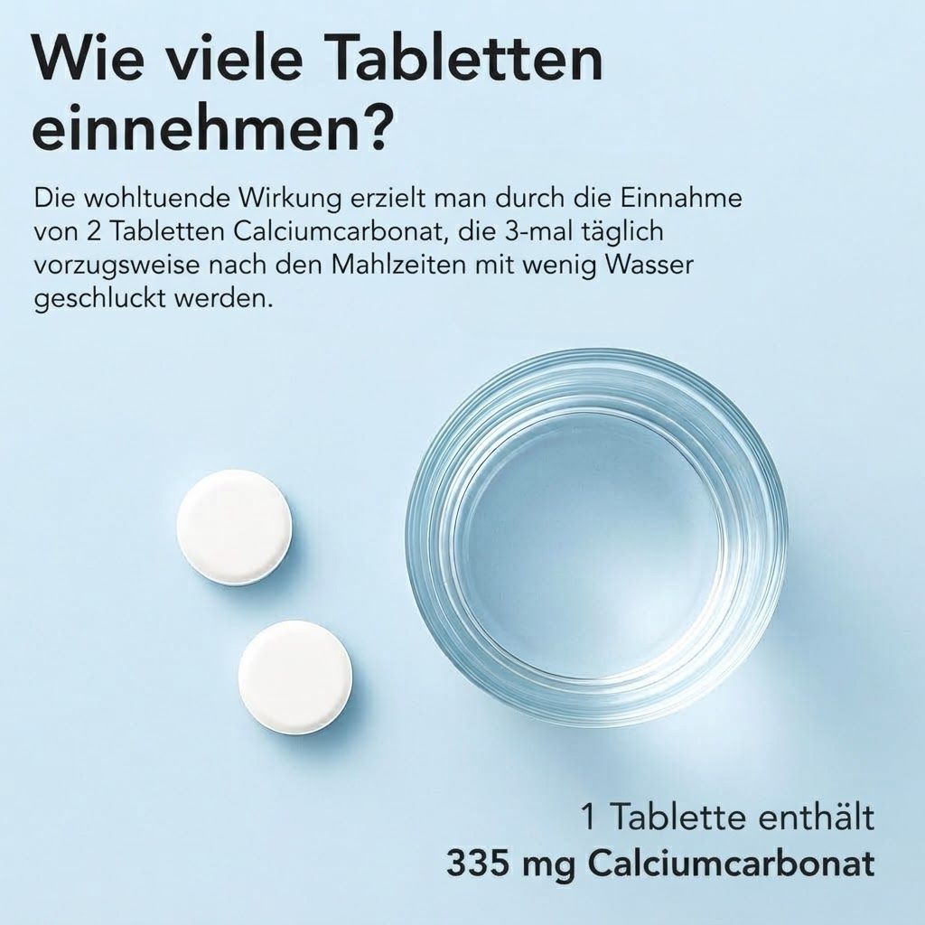 Zwei Calciumcarbonat-Tabletten neben einem Glas Wasser.