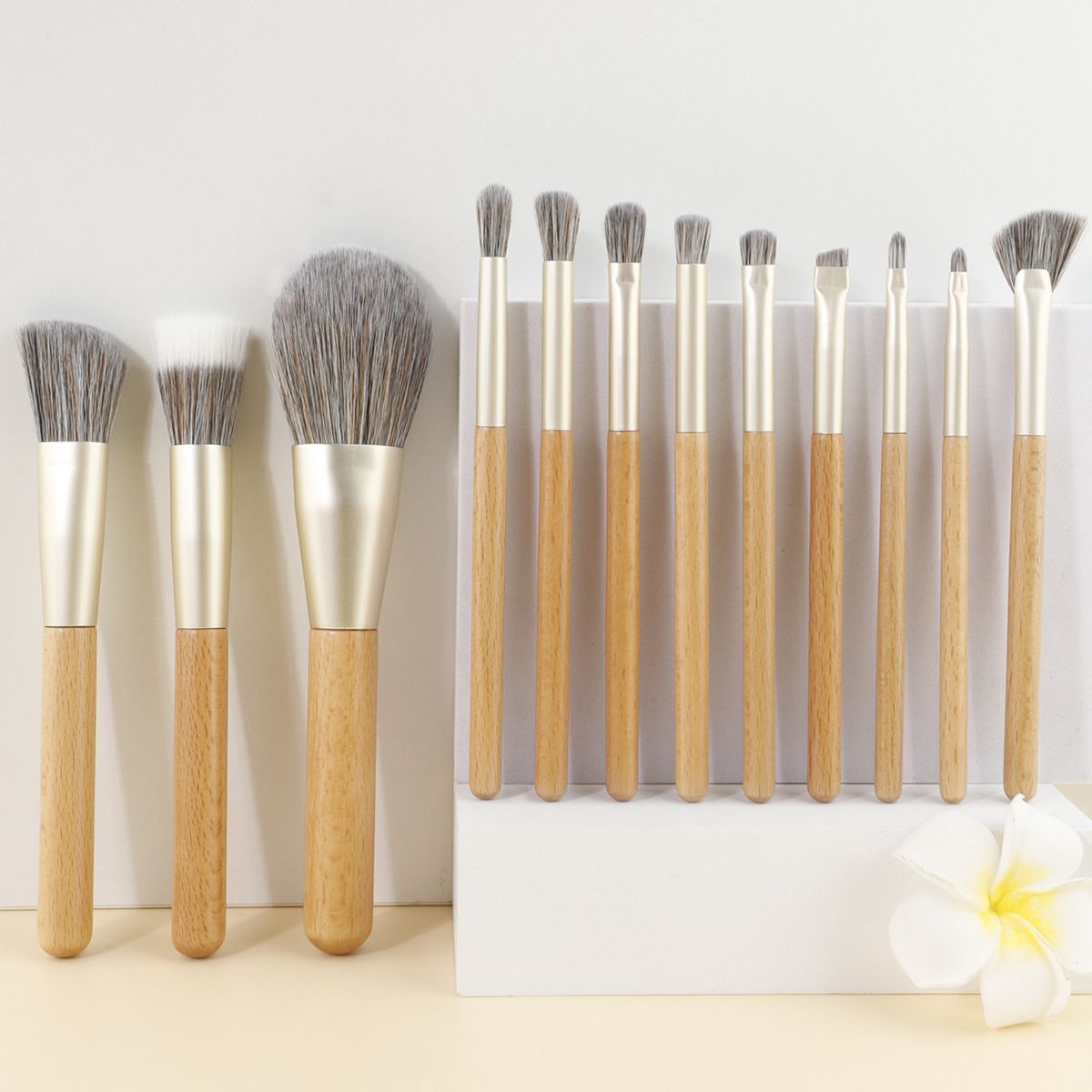 Set mit 10 Make-up-Pinseln mit Holzgriffen und silbernen Zwingen.