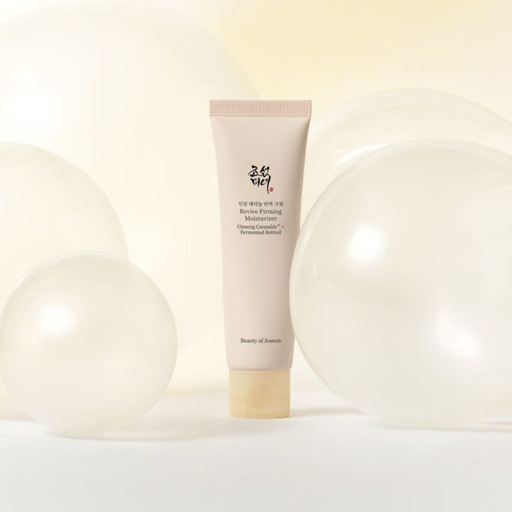 Tube der Beauty of Joseon Creme, umgeben von weißen Kugeln.