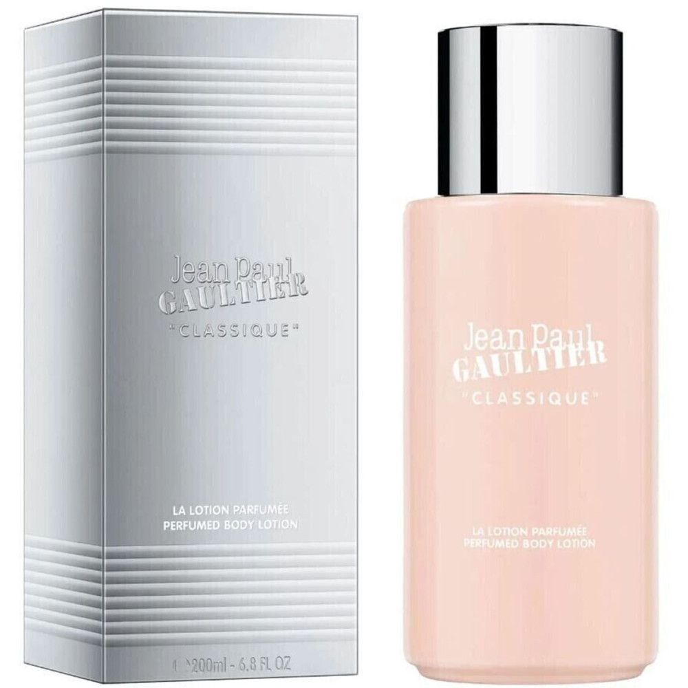 Rosa Körperlotion-Flakon und Schachtel. Aufschrift: Jean Paul Gaultier "Classique". Parfümierte Körperlotion. Silberne Schachtel mit Streifen.