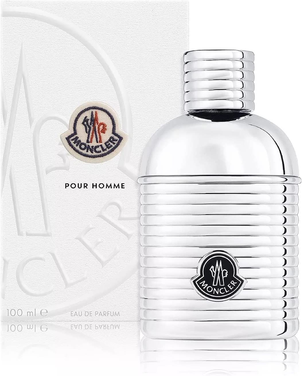 Silberfarbener Flakon mit geriffelter Oberfläche und Logo, neben weißer Verpackung. MONCLER POUR HOMME.