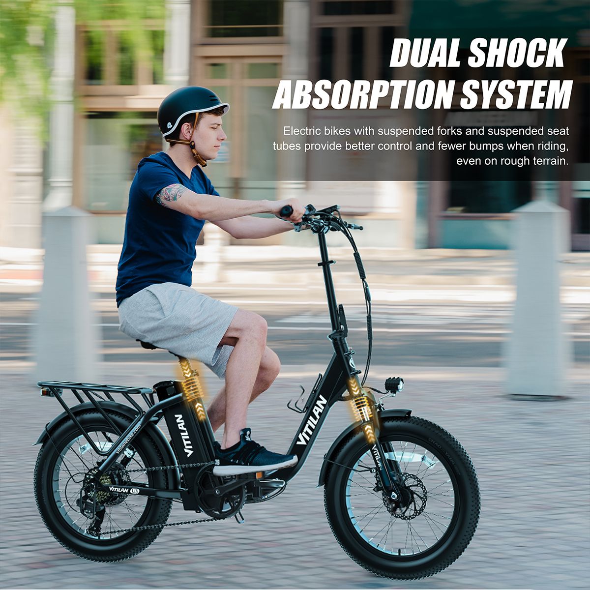 Person fährt auf einem schwarzen Elektrofahrrad. Marke VITILAN.