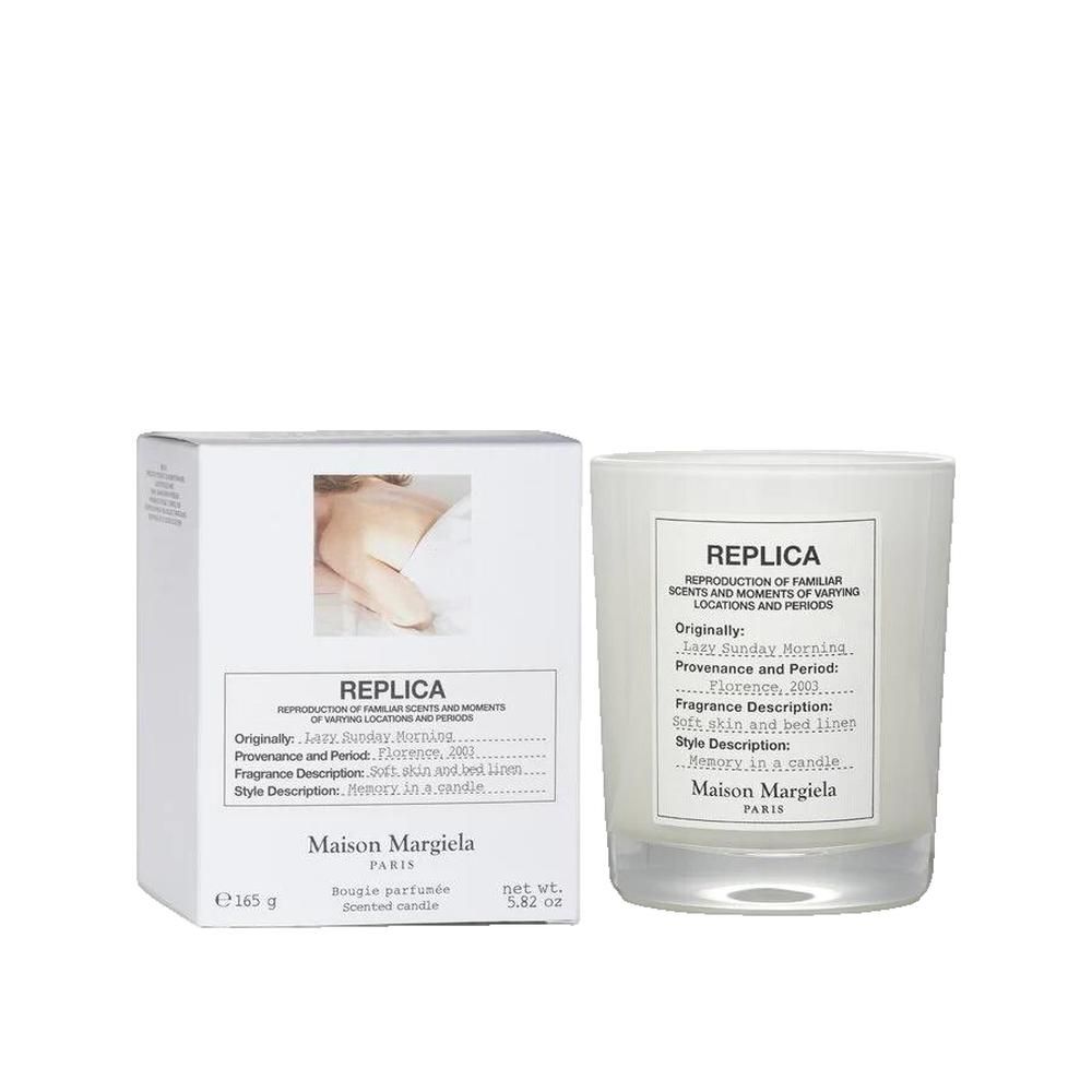 Kerze und Verpackung. Weißes Glas mit Etikett. Rechteckige Schachtel mit Produktinformationen und Logo.