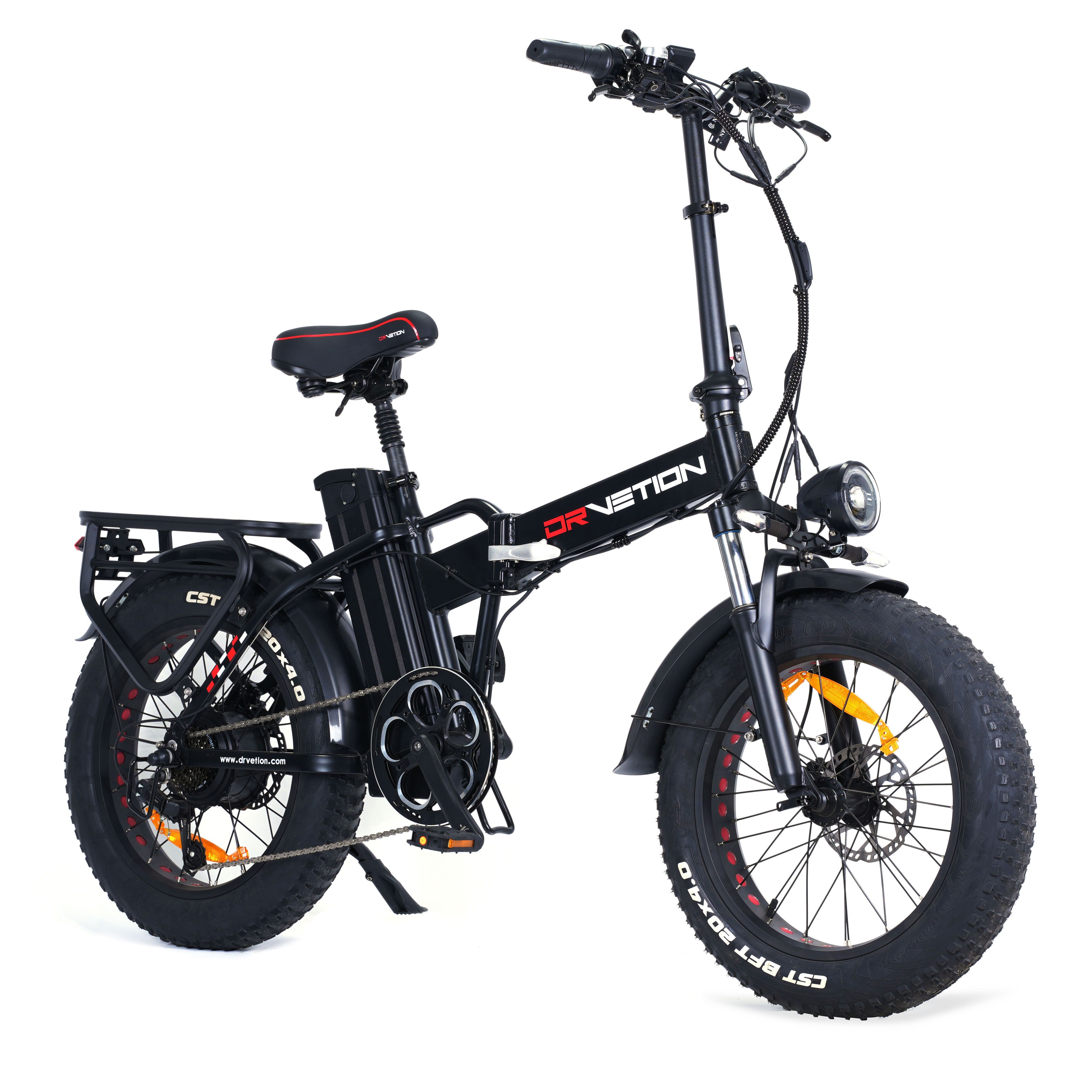 Schwarzes Elektrofahrrad mit breiten Reifen, Gepäckträger und Scheinwerfer. DRVETION-Logo am Rahmen.