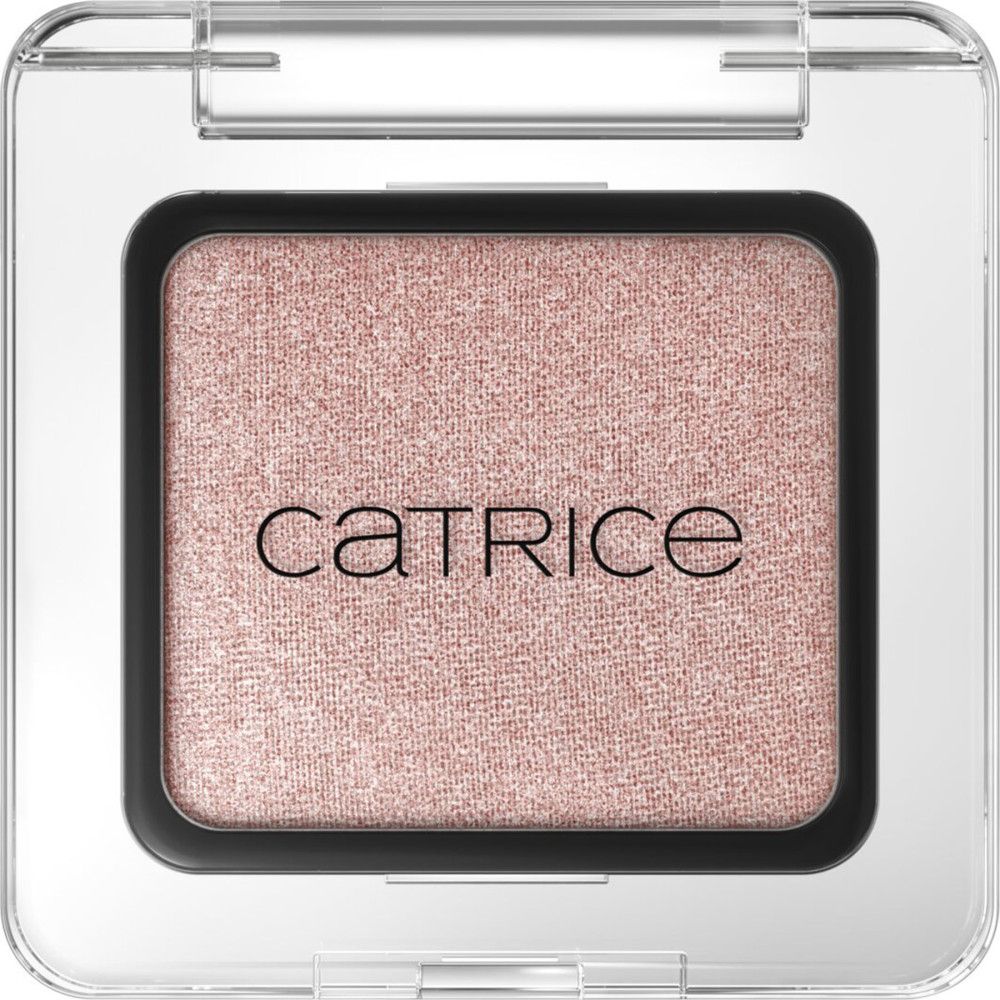 Catrice Lidschatten in transparenter Verpackung. Der Lidschatten ist rosa und hat eine quadratische Form. Der Markenname ist sichtbar.