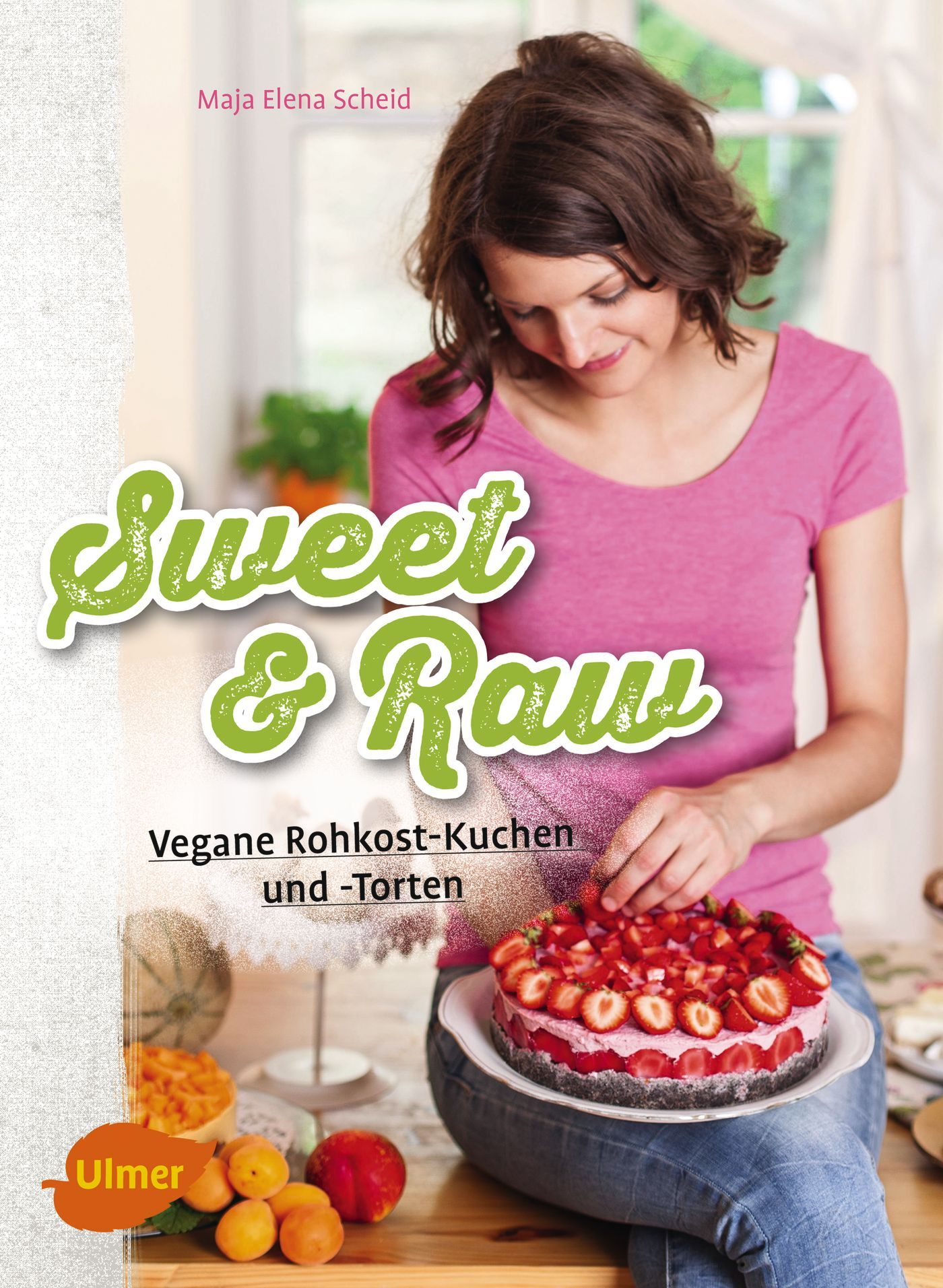 Buchcover mit Titel "Sweet & Raw". Eine Frau sitzt und garniert einen Kuchen mit Erdbeeren. Autorin: Maja Elena Scheid.