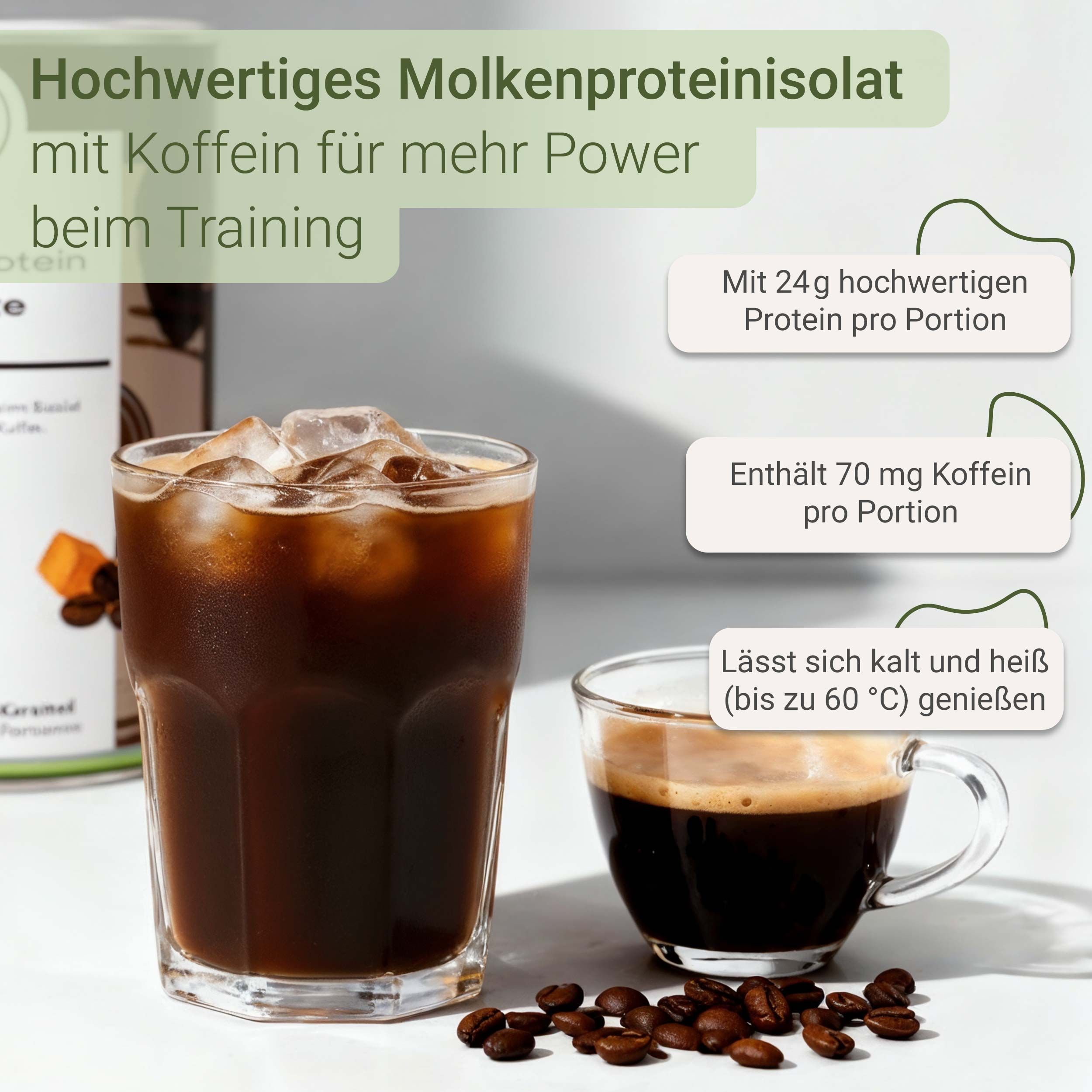 Glas mit Eiswürfeln und Kaffee, daneben Tasse Kaffee. Text: 24g Protein, 70mg Koffein, kalt/heiß genießbar.