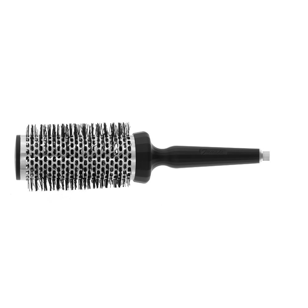 Runde, schwarze Haarbürste mit Metallzylinder und Borsten. Griff mit spitzem Ende. Auf weißem Hintergrund.