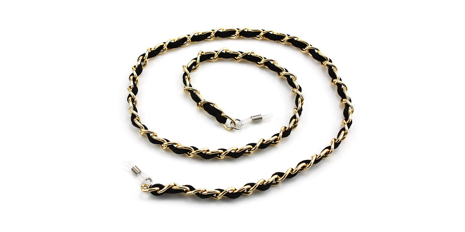 Brillenkette, schwarz-goldfarben, geflochtenes Design. Enden mit Schlaufen zur Befestigung an Brillenbügeln. Auf weißem Hintergrund.