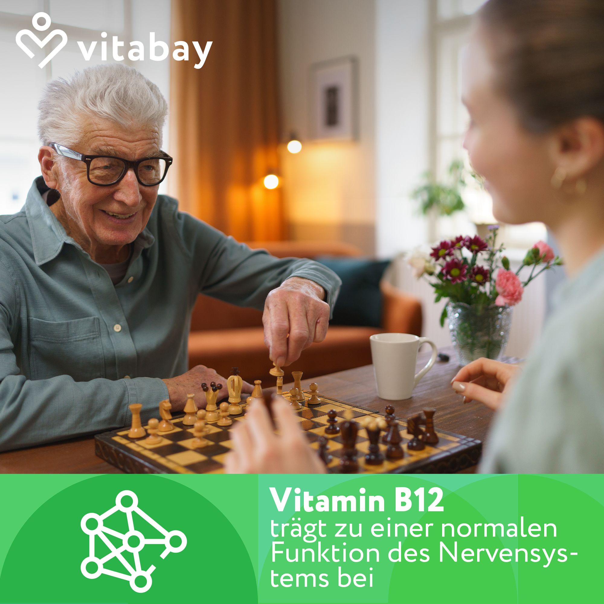 Zwei Personen spielen Schach. Text: Vitamin B12 trägt zu einer normalen Funktion des Nervensystems bei.