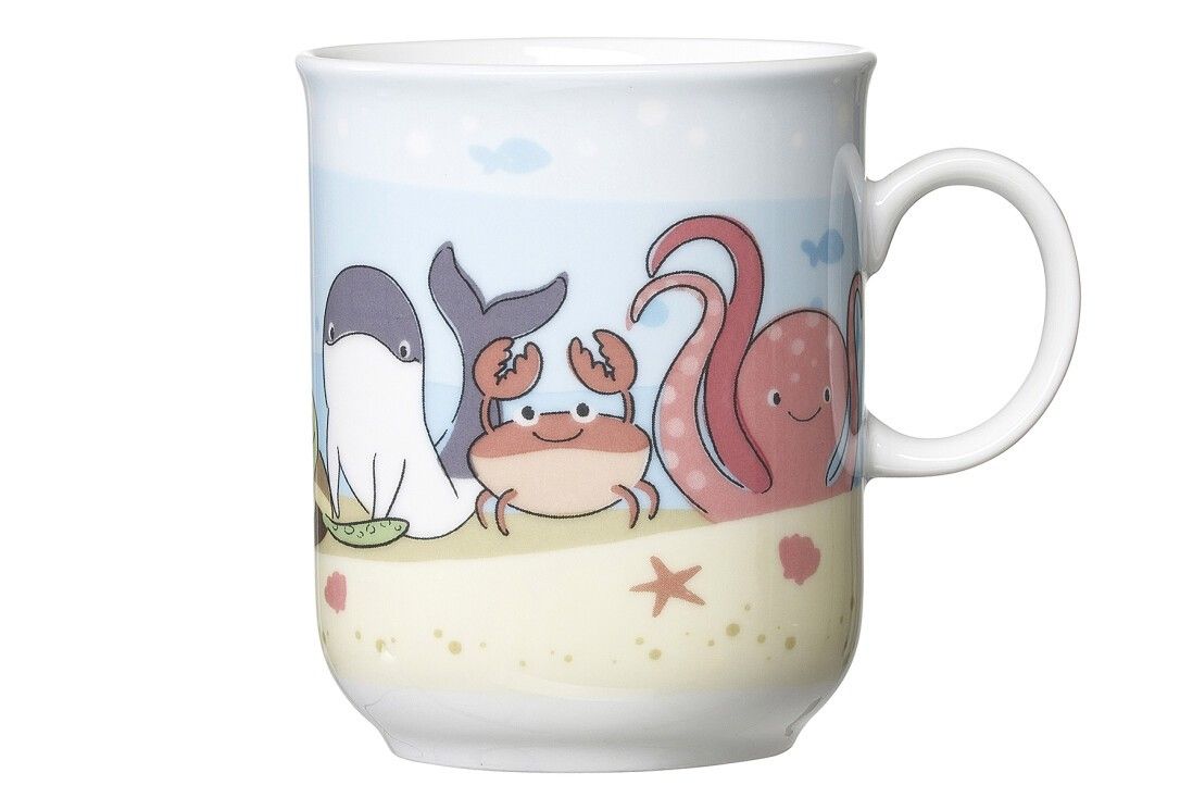 Becher des Kindergeschirrsets Unterwasserwelt. Weiß mit Unterwassermotiven. Griff. Aufdruck: Tintenfisch, Krabbe, Wal.