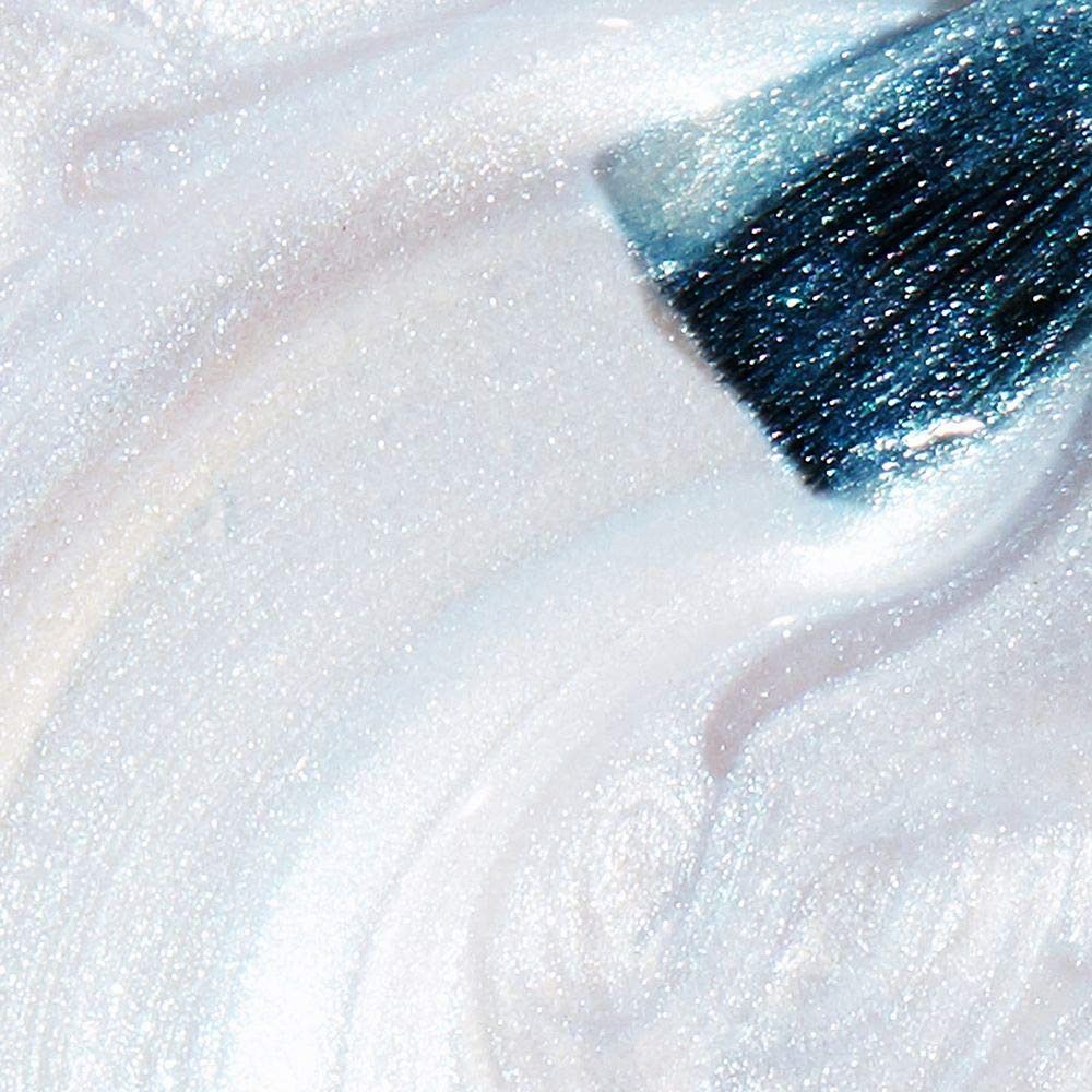 Nagellack mit Pinsel. Der Pinsel ist mit blauem Nagellack bedeckt. Der Hintergrund ist weiß und glänzend.