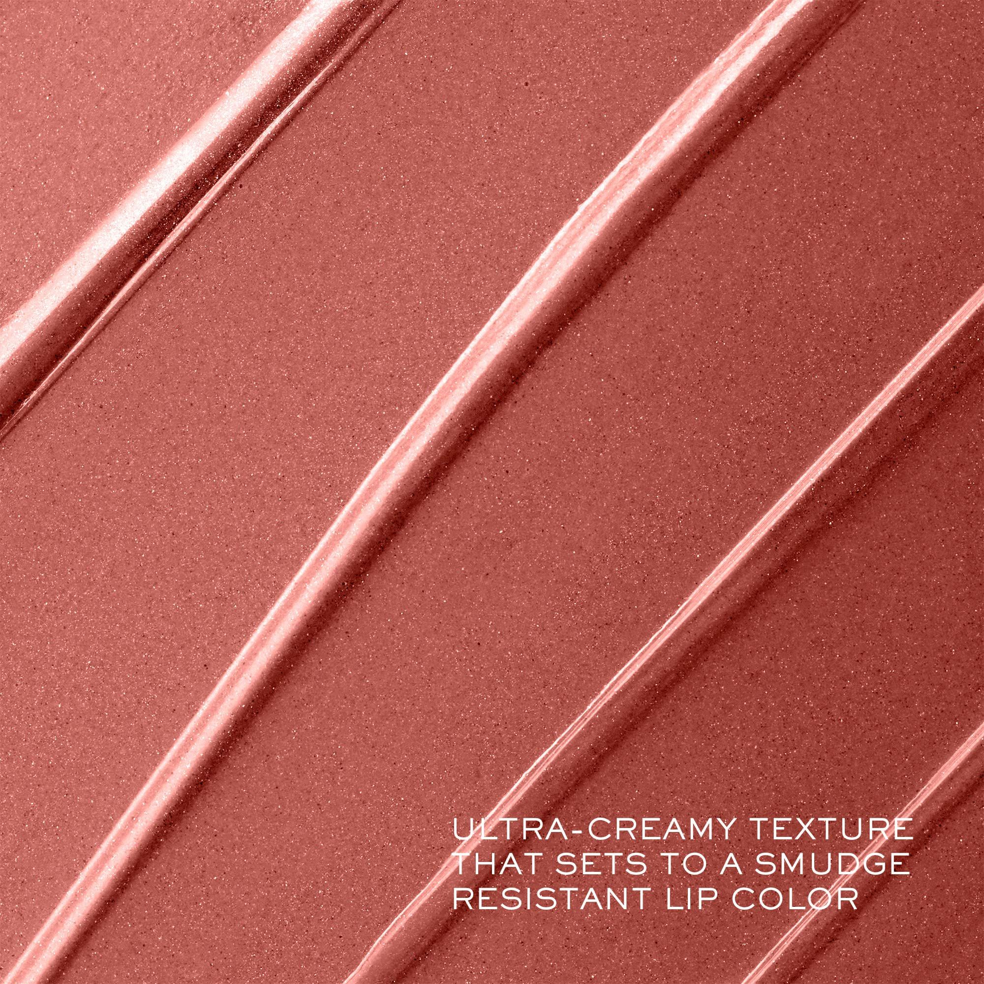 Nahaufnahme von Lippenstift-Swatches. Text: Ultra-cremige Textur, die eine wischfeste Lippenfarbe ergibt.
