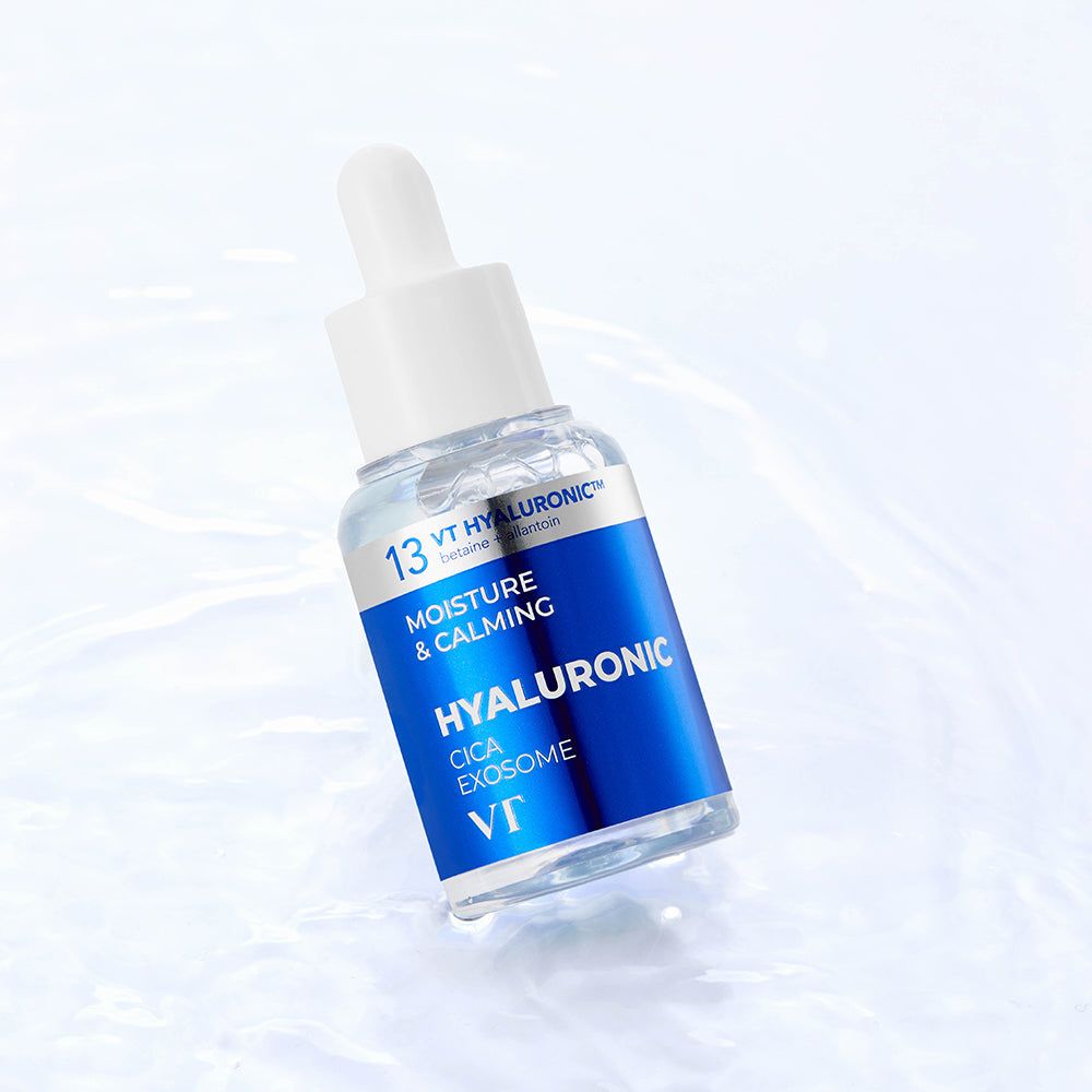 Serumflasche mit blauem Etikett. Text: Hyaluronic Cica Exosome, VT. Auf Wasser. Weißer Hintergrund.