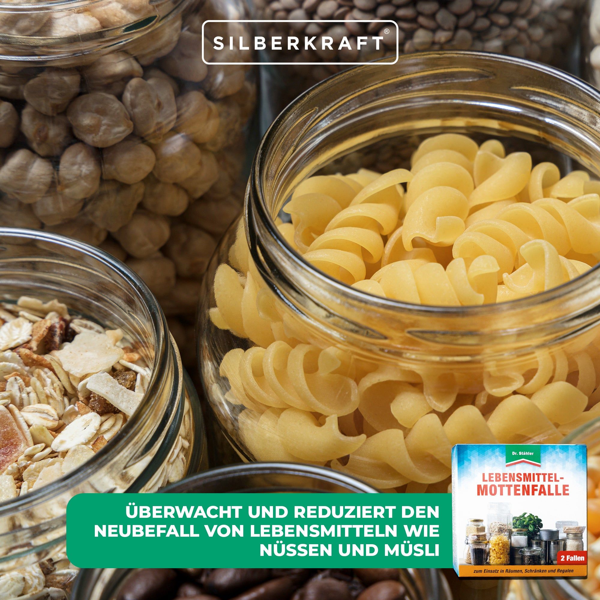 Nahaufnahme von Gläsern mit Lebensmitteln. Im Hintergrund ist die Verpackung der Lebensmittel-Mottenfalle abgebildet.