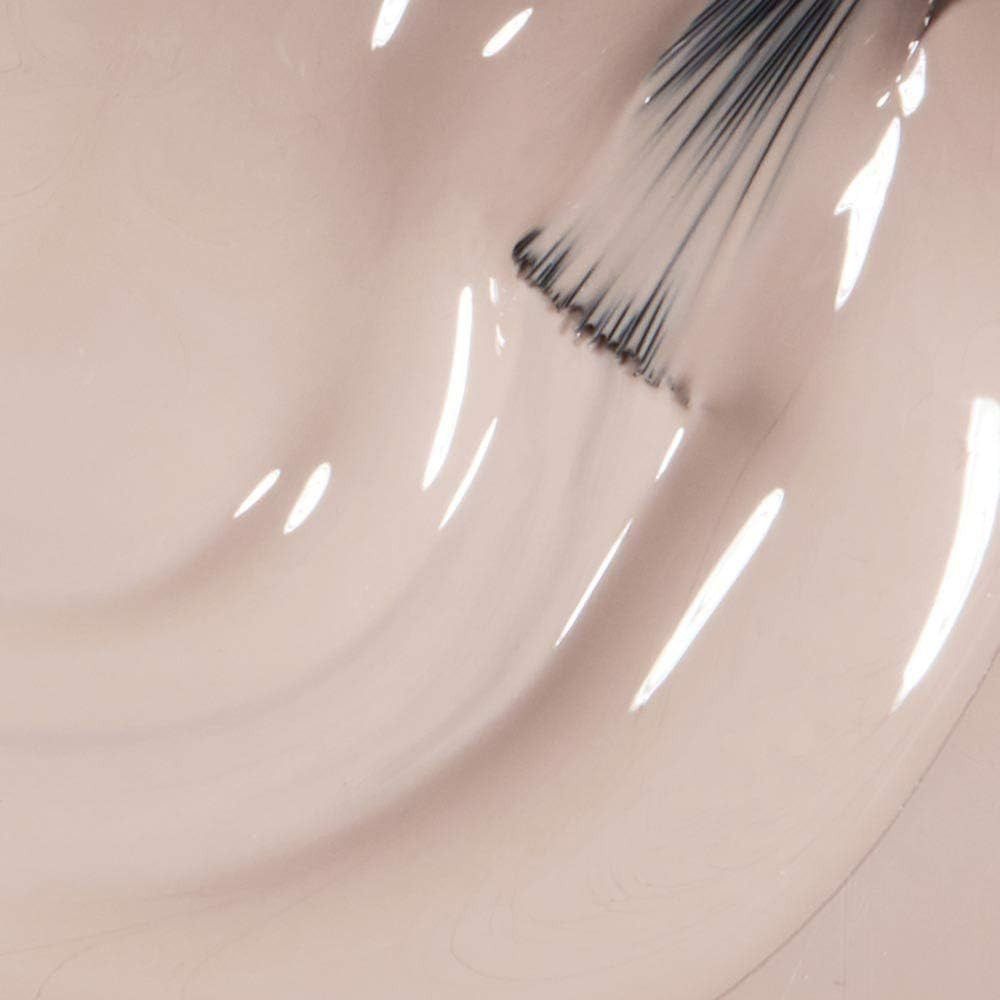 Beiger Nagellack mit Pinsel. Nahaufnahme, glänzende Textur.