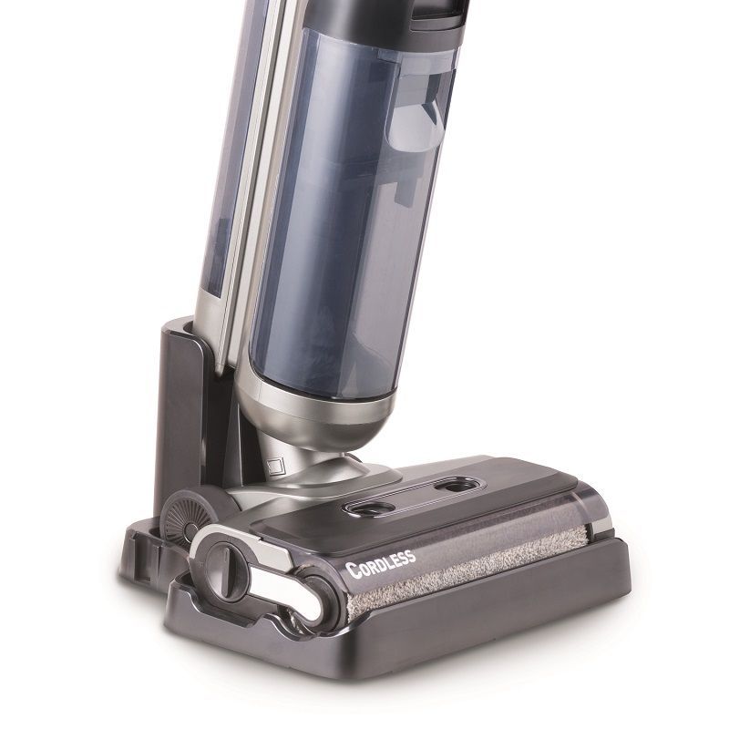 Nahaufnahme des Bürstenkopfs des kabellosen Bodenreinigers. Schwarzer Kopf mit Walze. Aufschrift: Cordless.