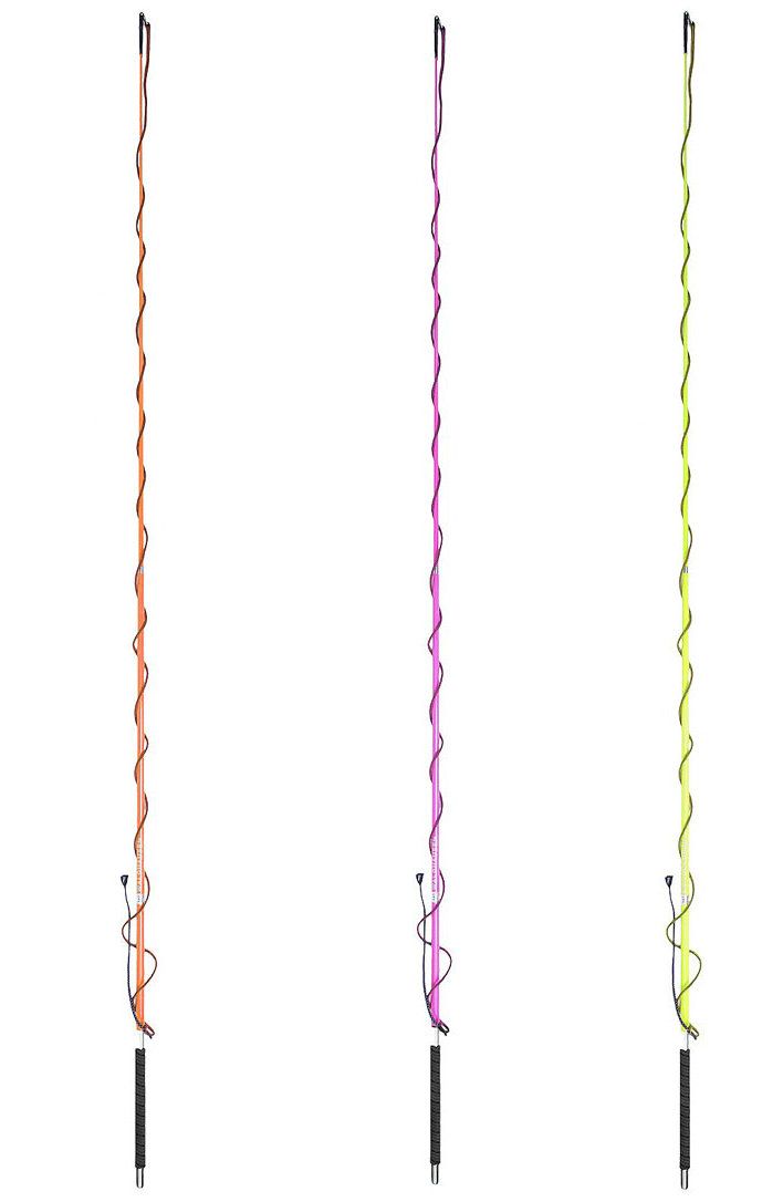 Drei Longierpeitschen in Orange, Pink und Gelb. Schwarze Griffe und dünne, gewellte Peitschen.