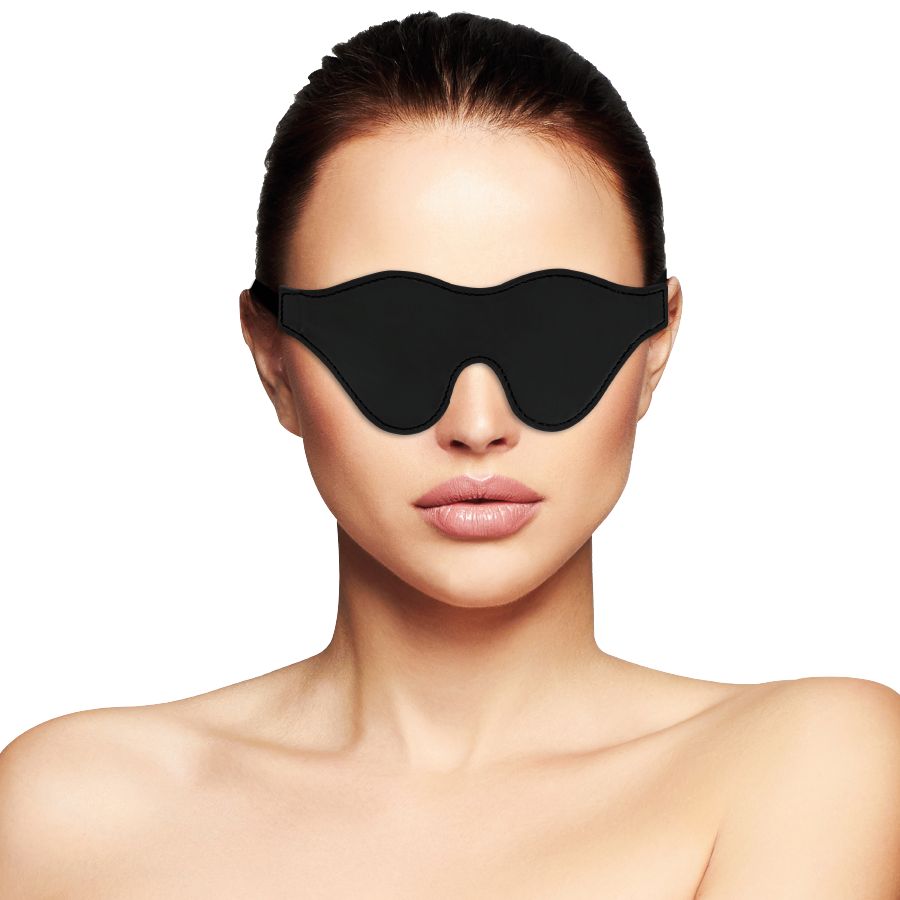 Nahaufnahme einer Frau mit schwarzer Augenmaske. Maske bedeckt Augenpartie. Hautton hell.