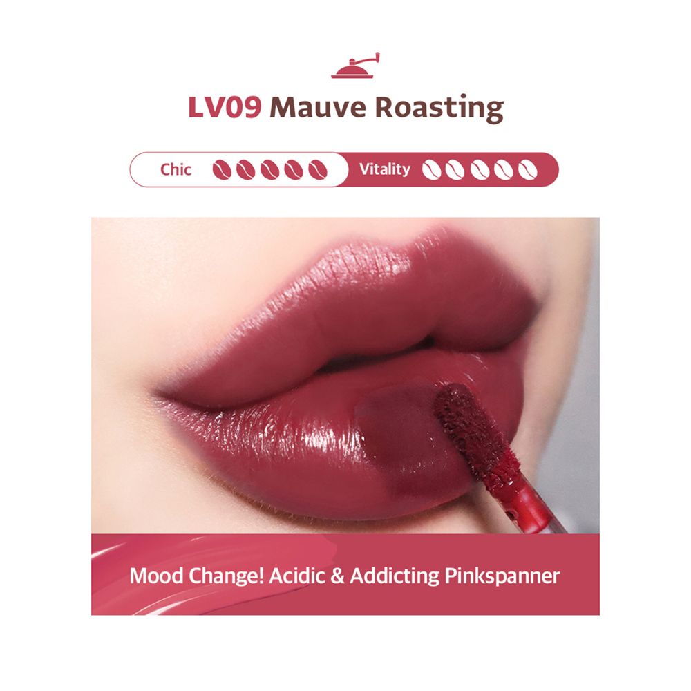 Lippen mit LV09 Mauve Roasting Lip Tint. Applikator sichtbar. Text: 'Mood Change! Acidic & Addicting Pinkspanner'.