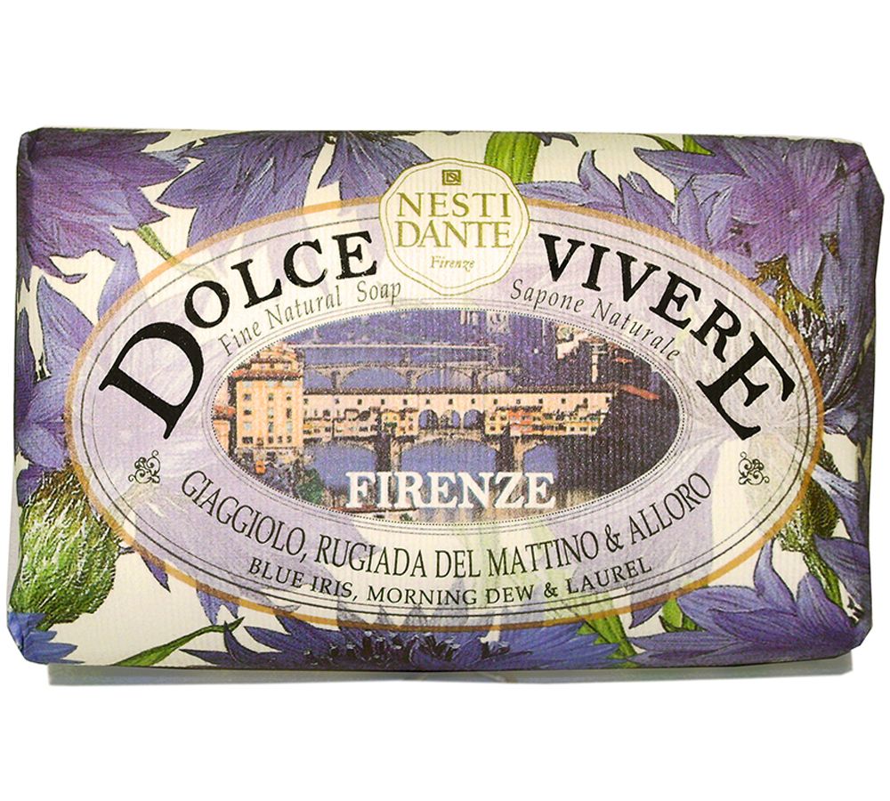 Seife in floraler Verpackung. Aufschrift: Dolce Vivere, Firenze, Nesti Dante. Enthält blaue Iris, Morgentau und Lorbeer.