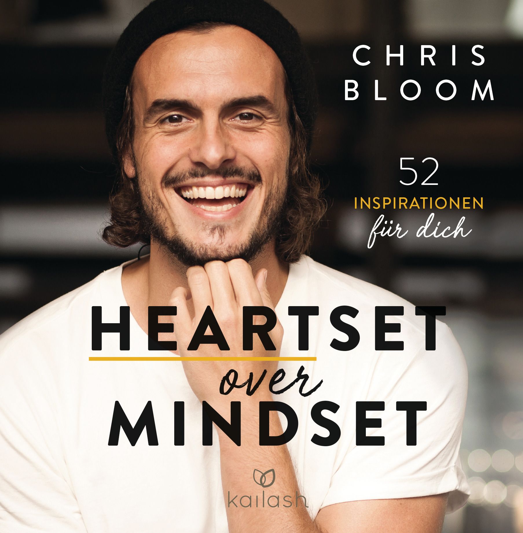 Buchcover mit dem Titel "Heartset over Mindset". Autor Chris Bloom. Enthält 52 Inspirationen. Verlag Kailash. Porträt eines lächelnden Mannes.