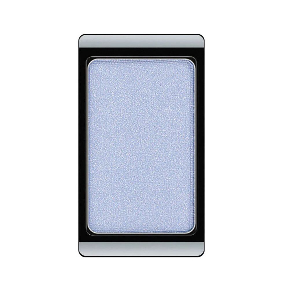 Hellblauer Lidschatten in rechteckiger Form. Schwarzer Rahmen, silberne Akzente. Perlmutt-Finish.