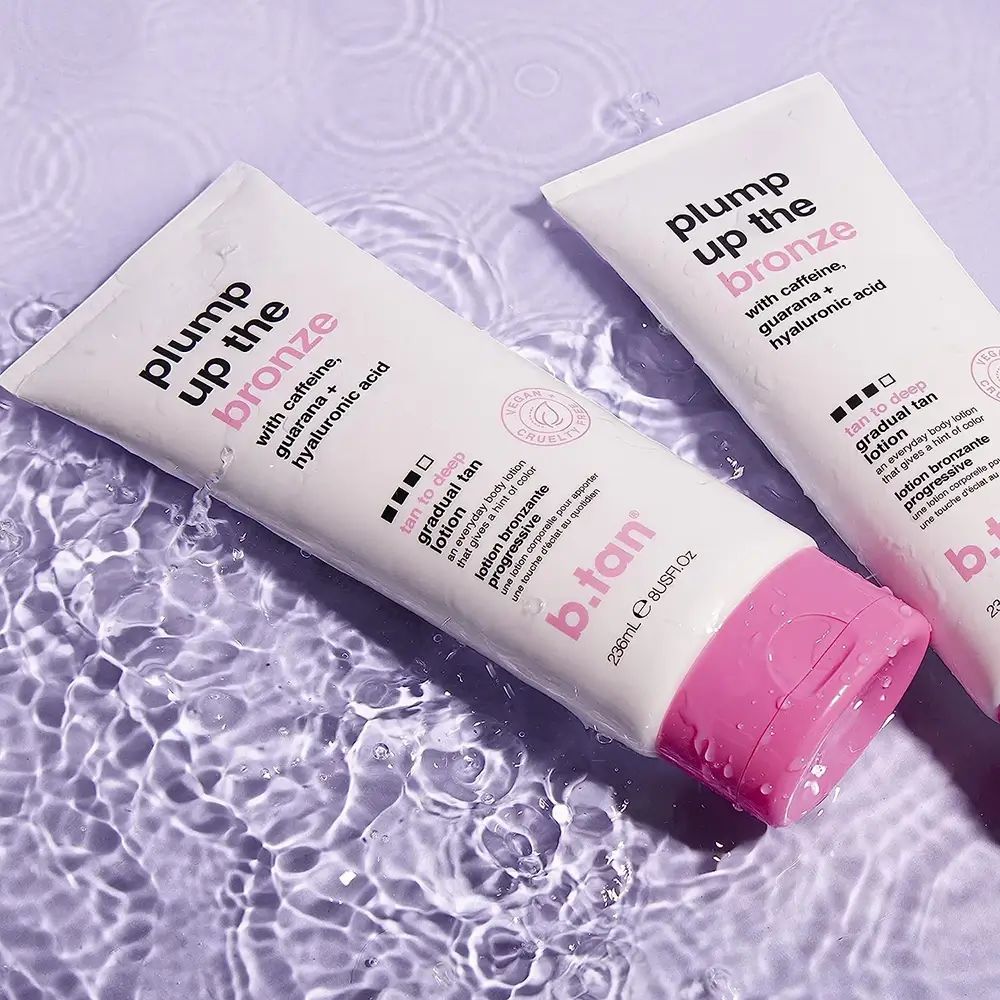 Zwei Tuben b.tan Plump Up The Bronze Gradual Tan Lotion mit Koffein, Guarana und Hyaluronsäure.