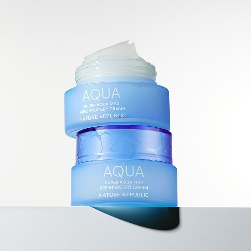 Drei blaue Cremetiegel gestapelt. Aufschrift: AQUA, SUPER AQUA MAX FRESH WATERY CREAM, NATURE REPUBLIC. Oben Creme sichtbar.