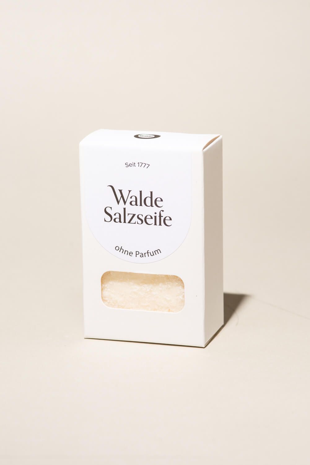 Weiße Verpackung mit Produktnamen Walde Salzseife. Sichtfenster zeigt Salzseife. Aufschrift: ohne Parfüm.