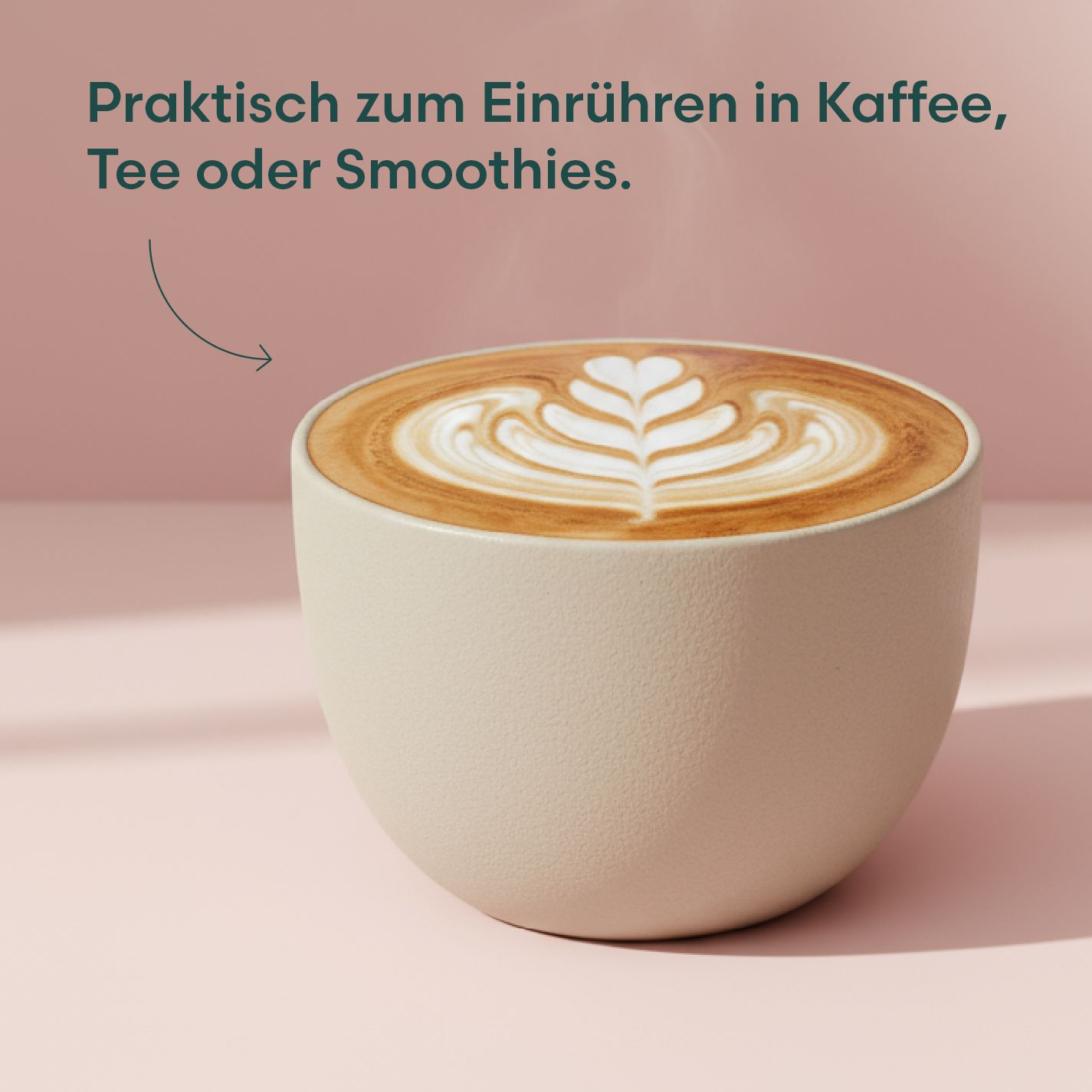 Kaffee mit Milchschaum-Dekoration. Auf rosa Hintergrund. Text: Praktisch zum Einrühren in Kaffee, Tee oder Smoothies.