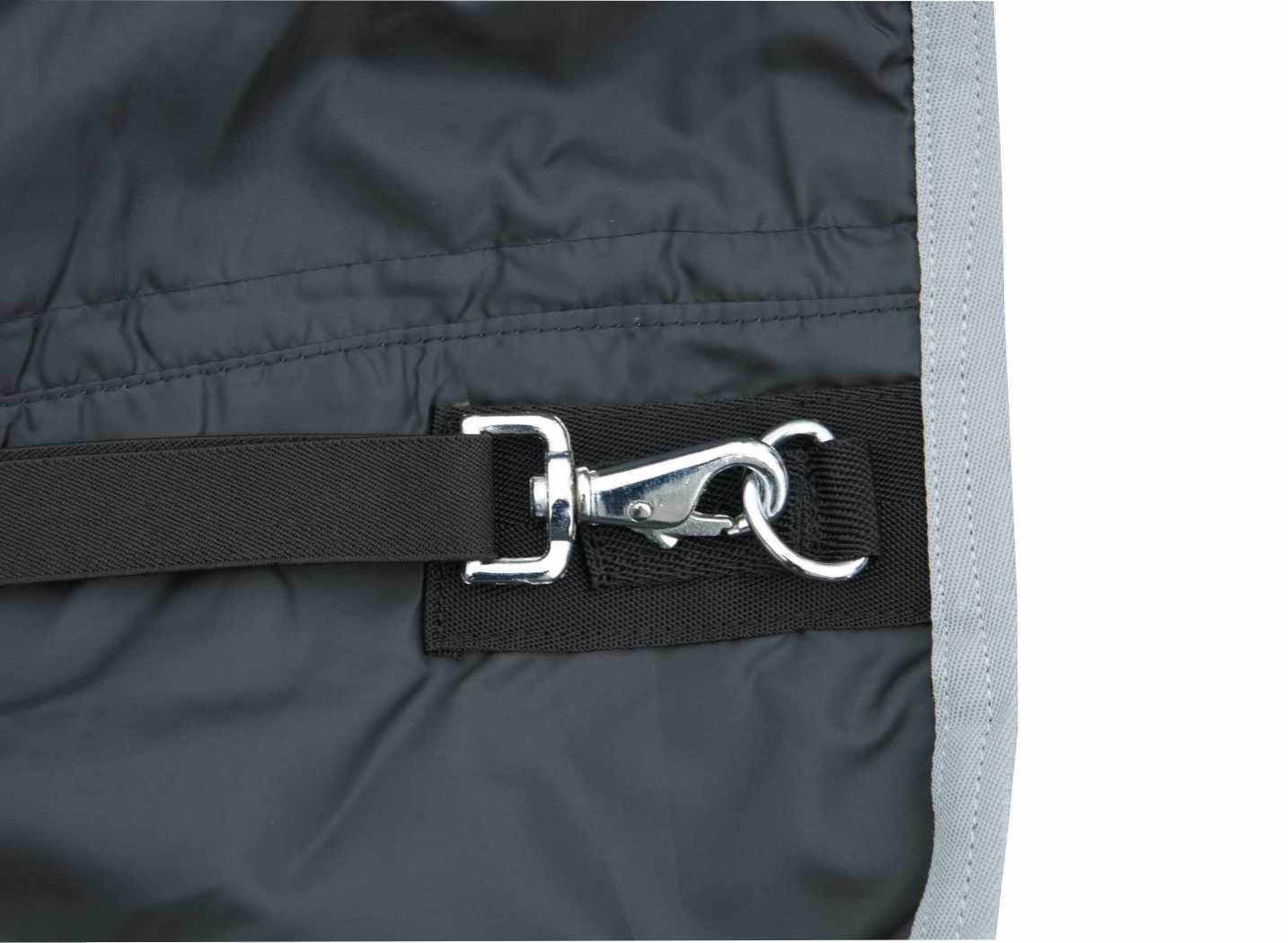 Detail der Pferdedecke mit Karabinerhaken. Schwarzer Stoff mit silbernem Haken und grauem Rand.