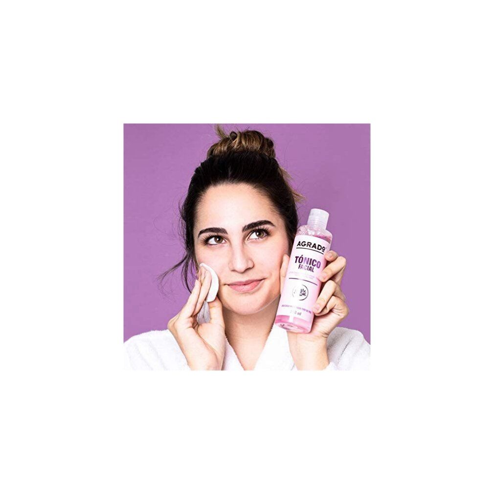 Frau hält Wattepad und Flasche. Auf der Flasche steht "AGRADO Tónico Facial". Rosa Flüssigkeit sichtbar.