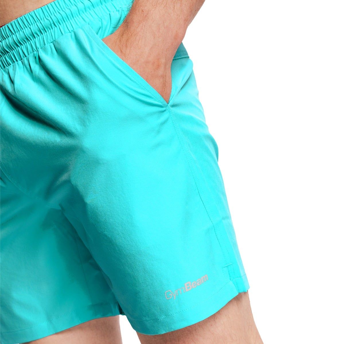 Türkisfarbene Badeshorts für Herren, Detail der seitlichen Tasche. Logo auf dem Bein sichtbar.