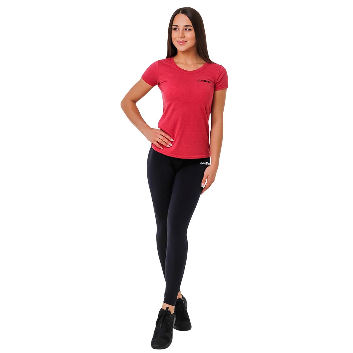 Frau in rotem T-Shirt und schwarzen Leggings, steht frontal.
