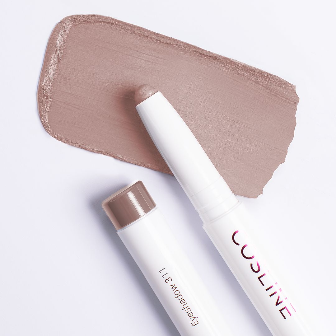 Zwei weiße Stift-Lidschatten von Cosline, Farbton 311. Aufschrift: Eyeshadow 311. Daneben ein Farbmuster.