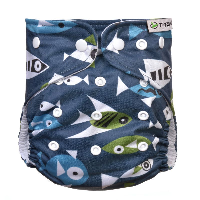 Stoffwindel mit Fischmuster und Druckknöpfen. Mehrfarbiges Design mit T-TOMI Logo. Außen blau, innen weiß.