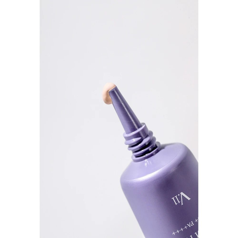 Lila Tube mit Aufschrift V.11. Creme kommt aus der Spitze.