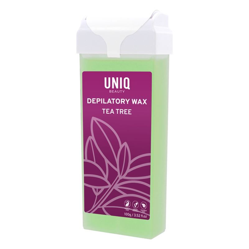 Grüne Wachspatrone mit weißem Deckel. Aufschrift: UNIQ BEAUTY, Depilatory Wax Tea Tree. Lila Etikett mit Blättern.