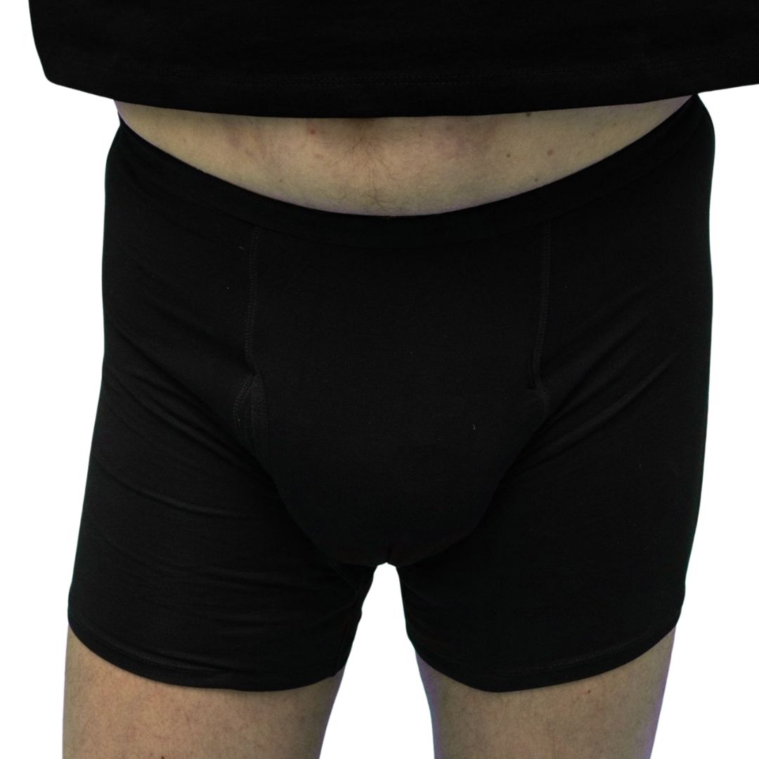 Nahaufnahme: Mann in schwarzen Boxershorts. Elastischer Bund, verstärkt.