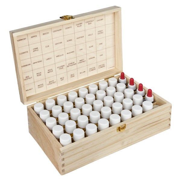 Holzbox mit 40 Fläschchen. Deckel mit Beschriftung. Einige Fläschchen haben rote Pipetten. Goldfarbener Verschluss.