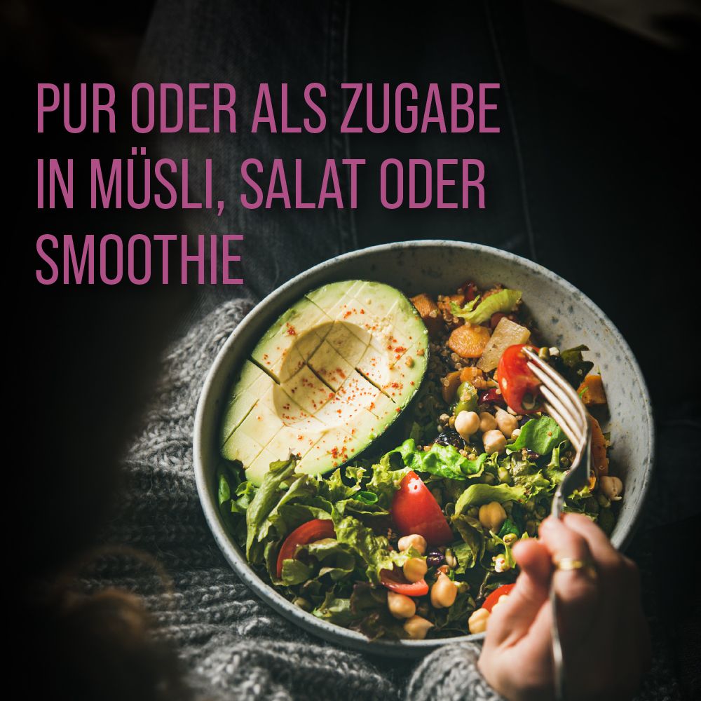 Eine Schüssel mit Salat, Avocado und anderen Zutaten. Text: Pur oder als Zugabe in Müsli, Salat oder Smoothie.