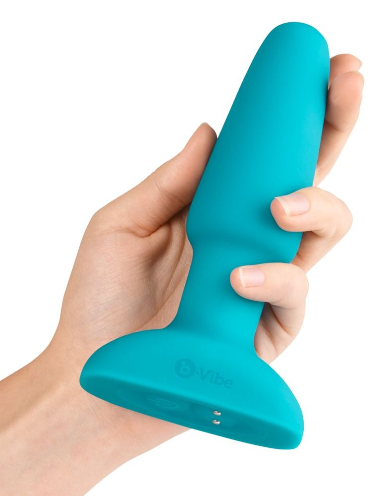 Türkisfarbener Analvibrator in einer Hand gehalten. B-vibe Logo.