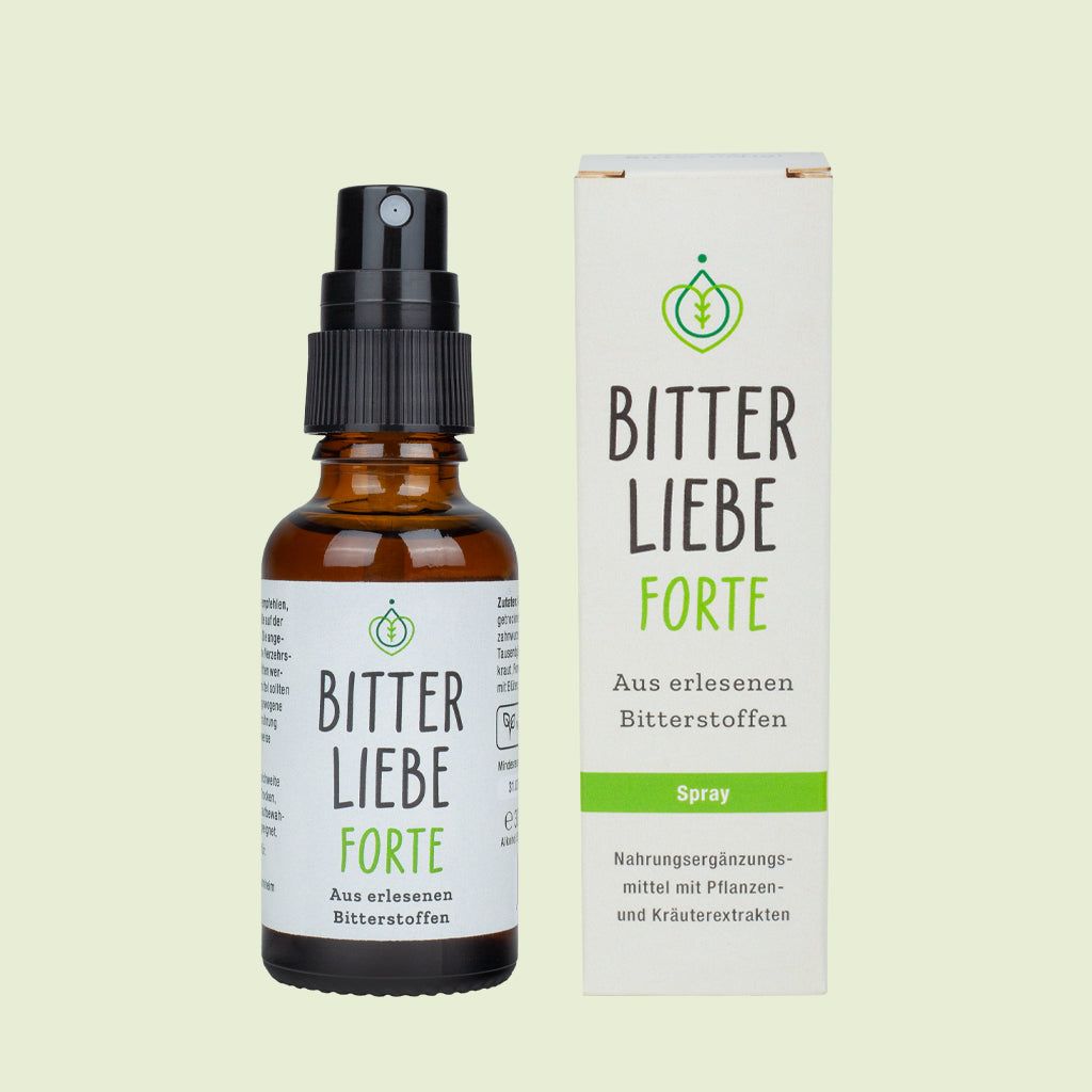 Braune Sprühflasche und Verpackung. Auf der Flasche und Verpackung steht "BitterLiebe Forte".